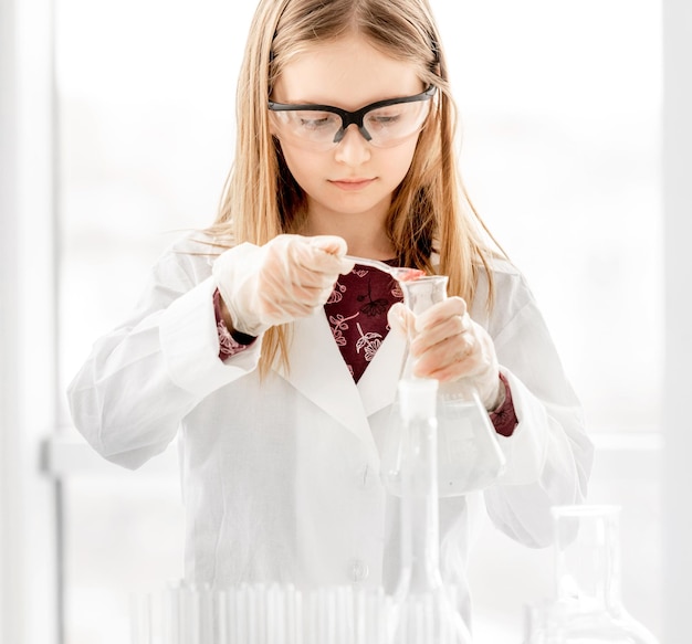 Chica en lección de química