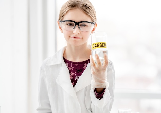 Chica en lección de química