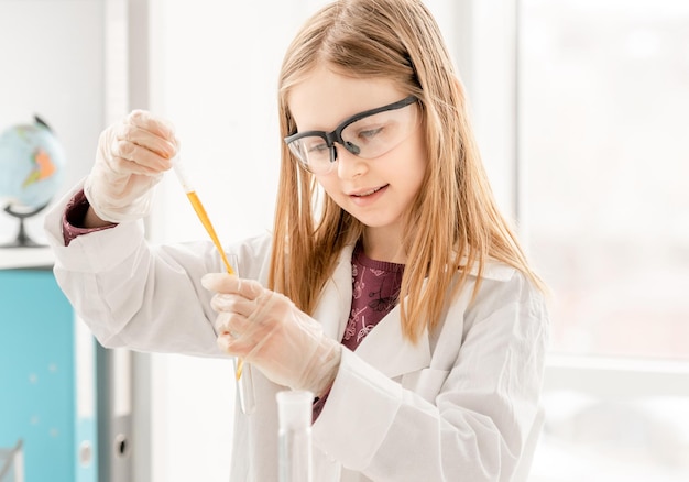 Chica en lección de química