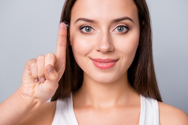 chica con lentes de contacto en la mano