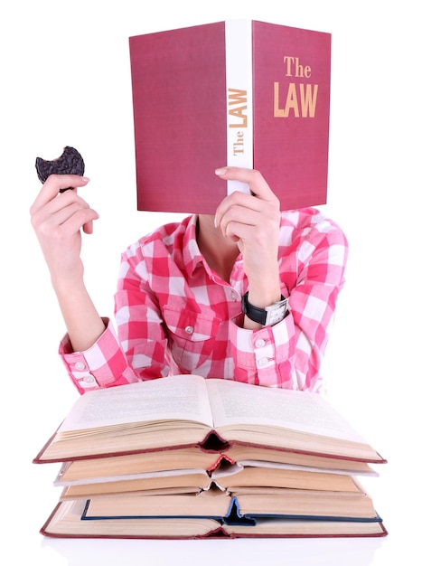 Foto chica leyendo libro cubriendo su rostro aislado en blanco