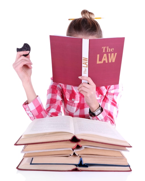 Foto chica leyendo libro cubriendo su rostro aislado en blanco