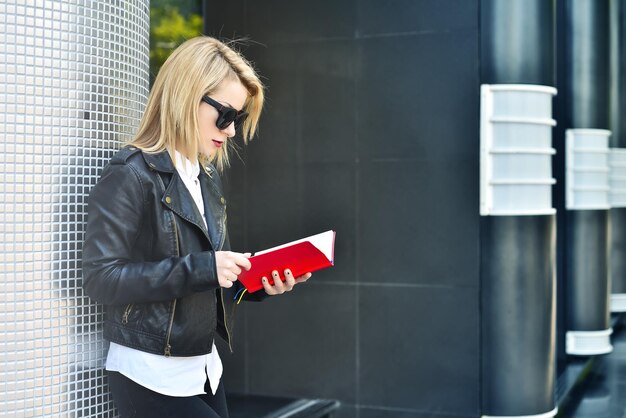 Chica leyendo libro rojo