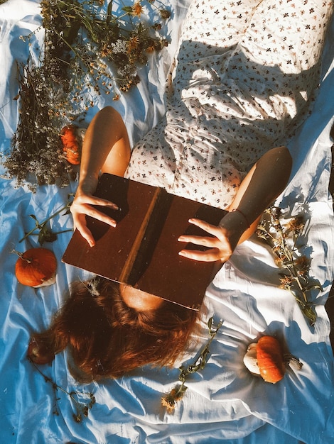 Foto una chica con un libro.