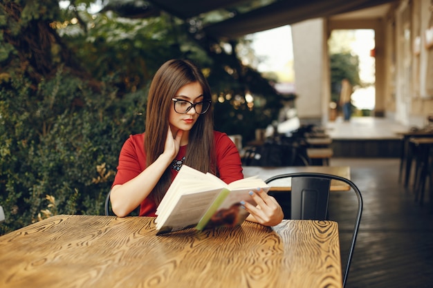 Chica con libro