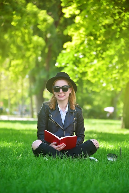 Chica con libro