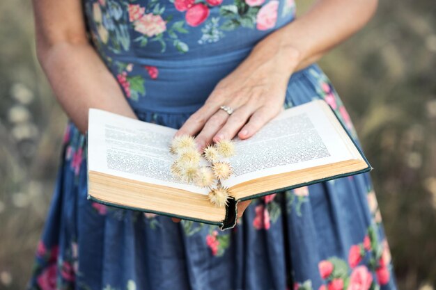 Chica con libro