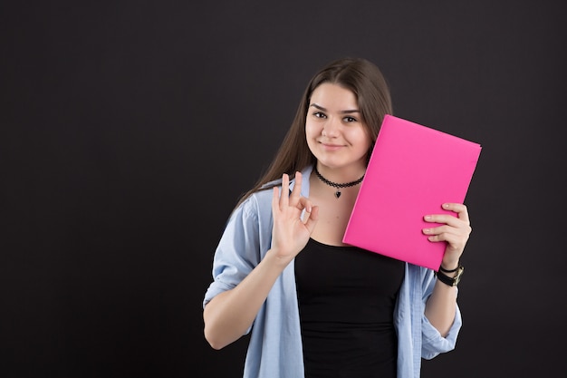 chica con un libro