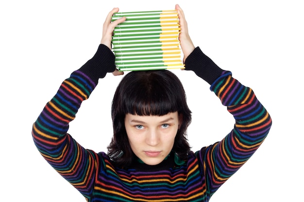 Chica con libros en la cabeza a sobre fondo blanco