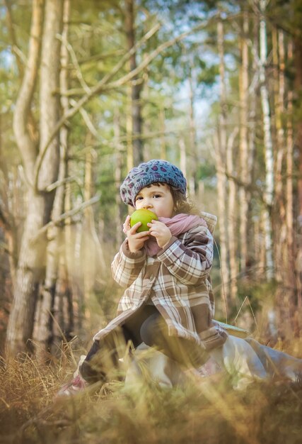 Chica con libros y manzana. Enfoque selectivo