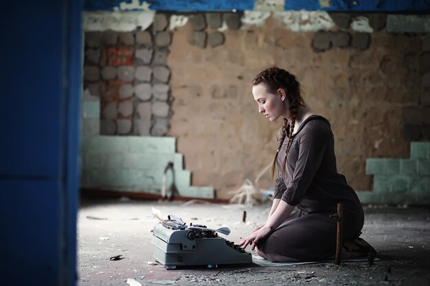 Una chica con libros viejos en la casa vieja.