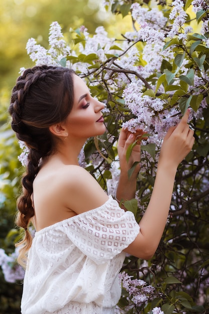 chica con una lila. paseo de primavera