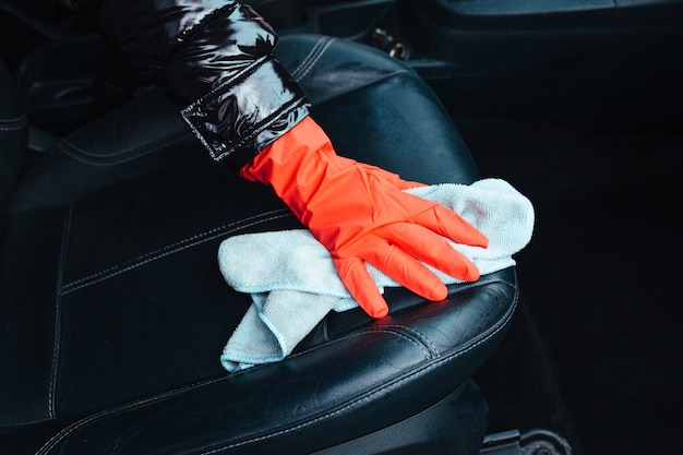 Chica limpiando el interior del coche de cerca