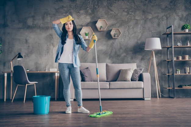 chica limpiando su habitación