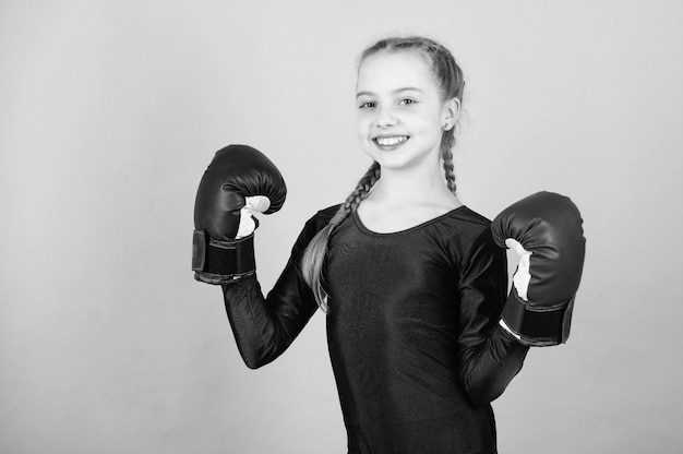 Chica linda boxeadora sobre fondo azul Aumento de mujeres boxeadoras Mujeres boxeadoras cambian actitudes dentro del deporte Concepto de feminismo Con gran poder viene una gran responsabilidad Niño boxeador en guantes de boxeo