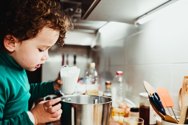 Foto una chica linda cocinando en la cocina.