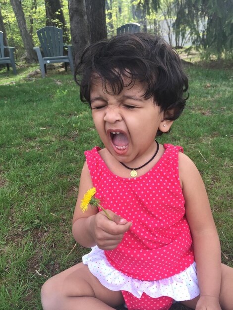 Una chica linda gritando en el campo