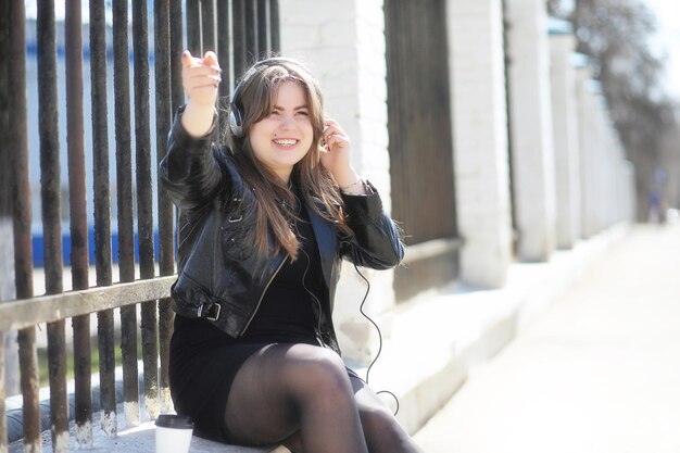 Chica linda en un parque de otoño por la tarde