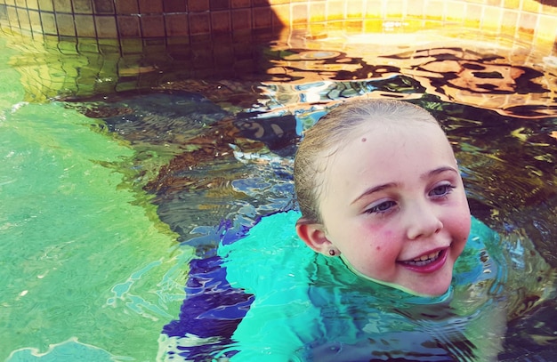 Una chica linda en la piscina