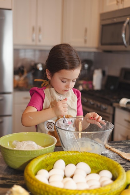 Una chica linda preparando comida en la cocina.