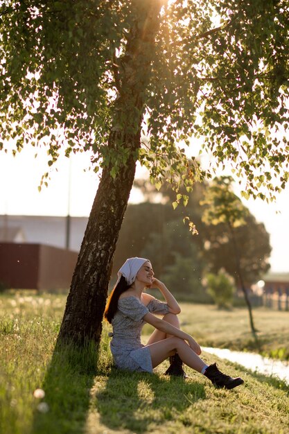 Foto una chica linda en el pueblo con una bufanda en los hombros luz de contorno