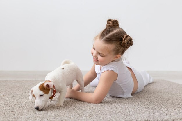 Foto una chica linda sentada con un perro