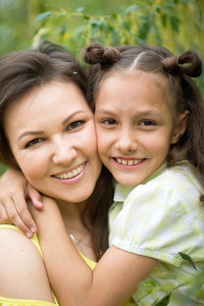 Foto chica linda con su madre