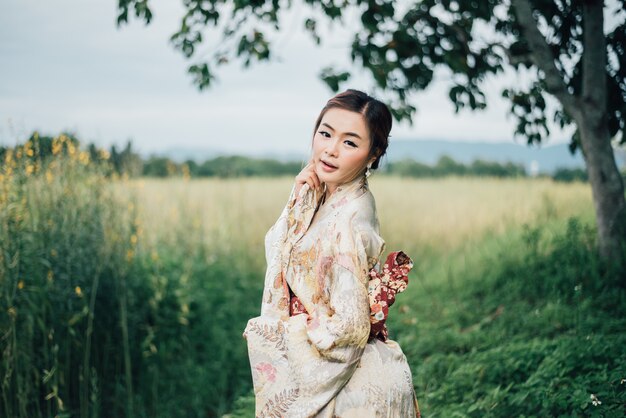 La chica linda con yukata japonesa.