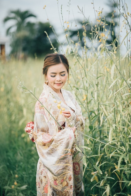 La chica linda con yukata japonesa.