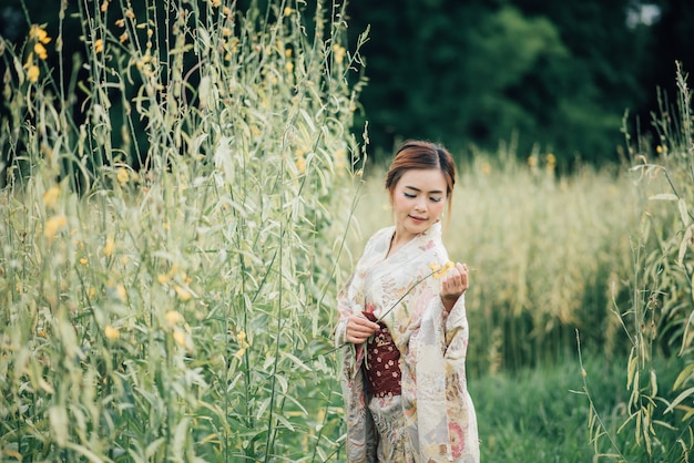 La chica linda con yukata japonesa.