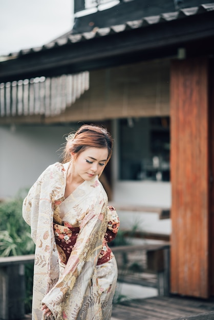 La chica linda con yukata japonesa.