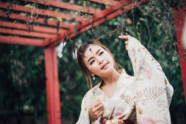 La chica linda con yukata japonesa.