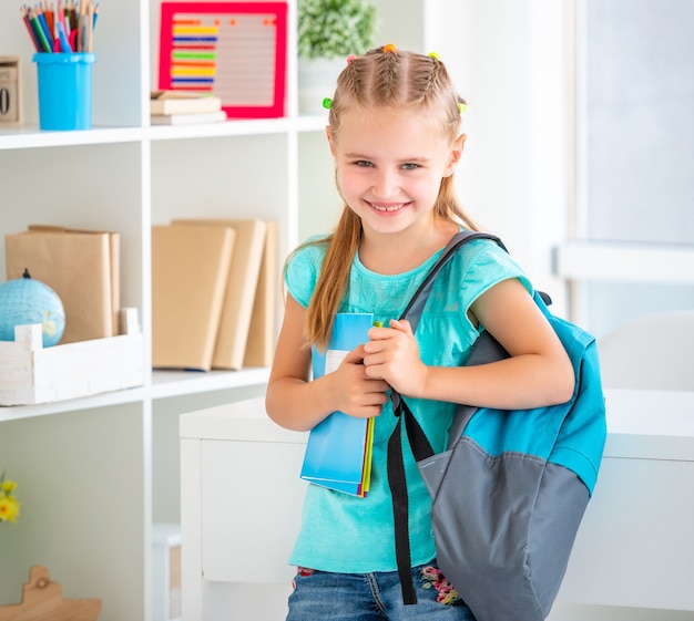 Chica lista para ir a la escuela