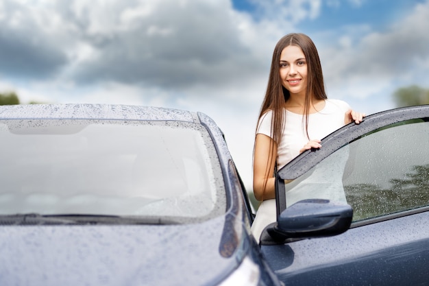 Chica con llaves y acuerdo sobre antecedentes de concesionario de coches