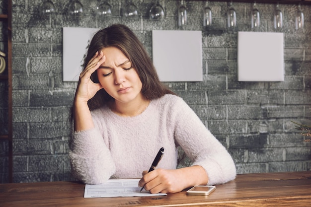 Chica llena un formulario