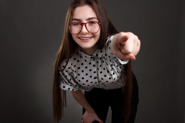 Chica loca con gafas tocándote estudio de retrato aislado