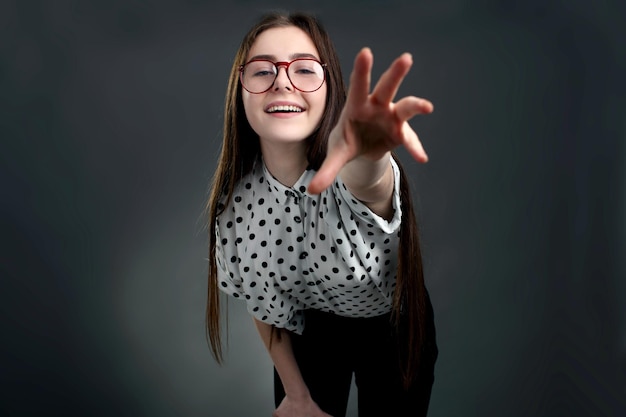 Chica loca con gafas tocándote estudio de retrato aislado