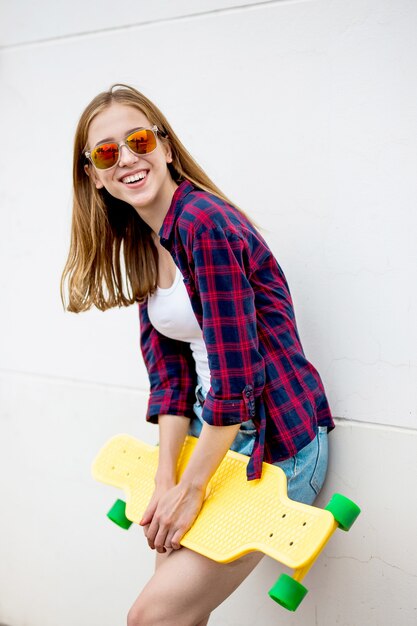 Foto chica de longboard