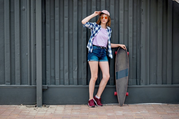 chica de longboard