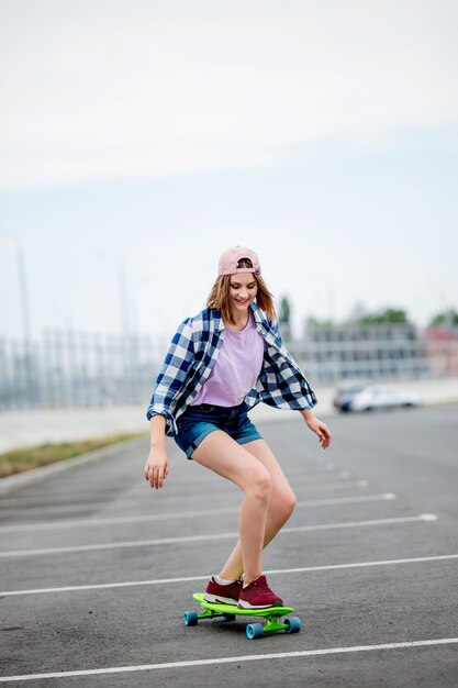 chica de longboard