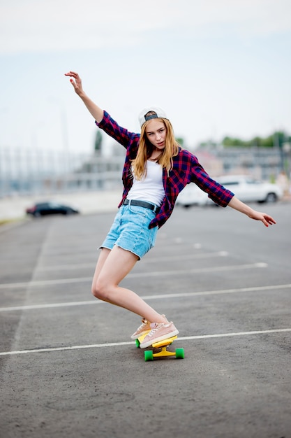 chica de longboard