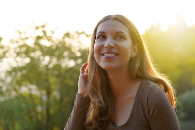 Chica de la madrugada disfrutando de los primeros rayos de sol del día en la naturaleza