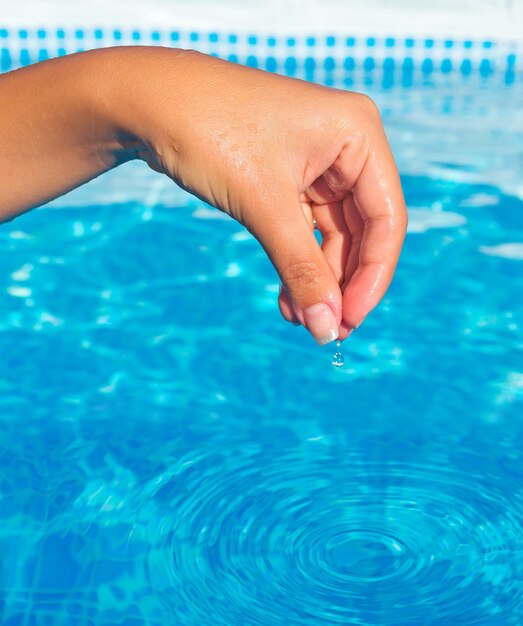 Chica mano con una gota de agua