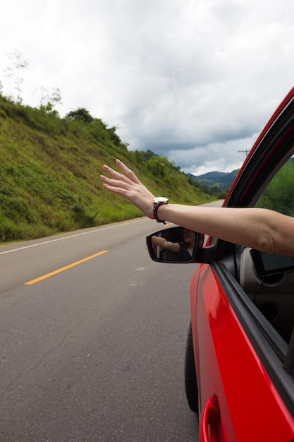 Chica mano en la ventana del coche