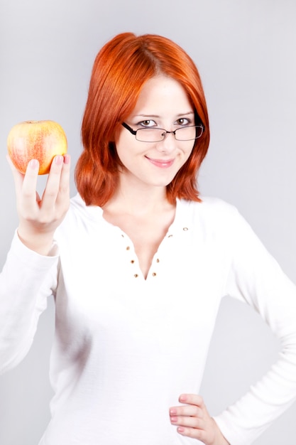 Chica con manzana en mano.