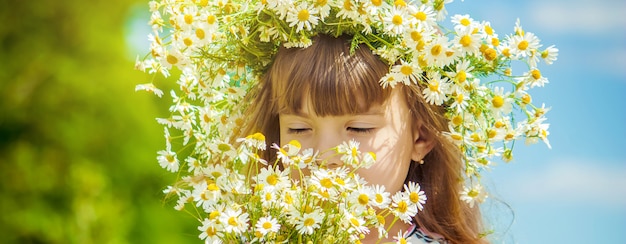 Chica con manzanilla. foto. flores de la naturaleza.