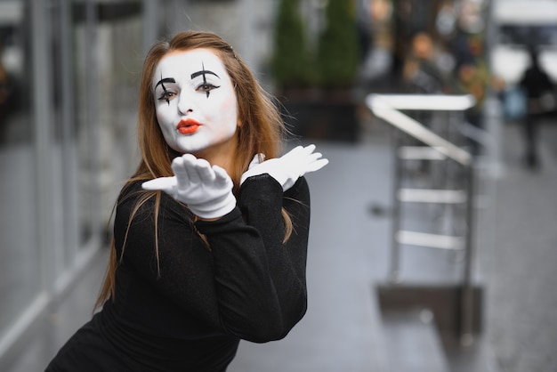 La chica con maquillaje del mimo.