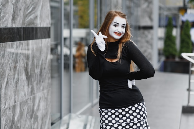 La chica con maquillaje del mimo.