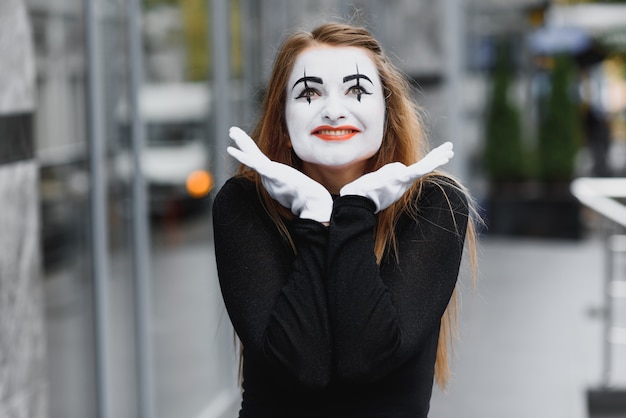 La chica con maquillaje del mimo.