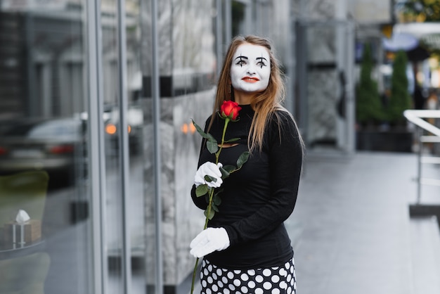 La chica con maquillaje del mimo.